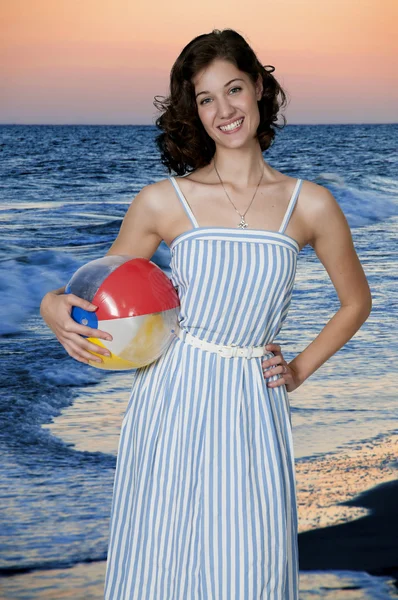 Mulher segurando bola de praia — Fotografia de Stock