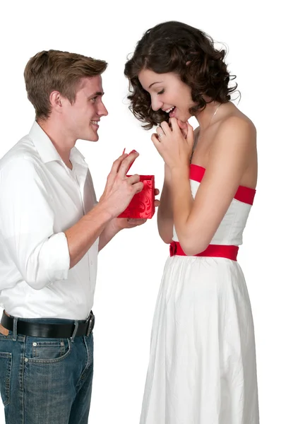 Hombre dando un regalo a una mujer —  Fotos de Stock