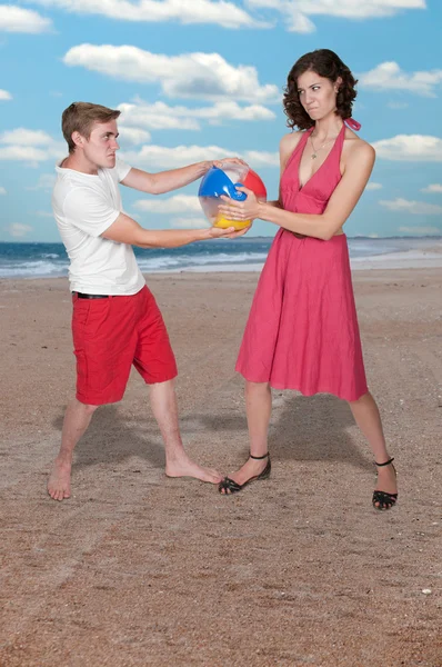 Koppel met strandbalplaj topu ile Çift — Stockfoto