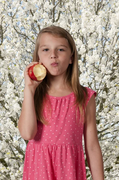 Klein meisje eet een appel — Stockfoto