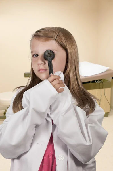 Детский врач с отоскопом — стоковое фото