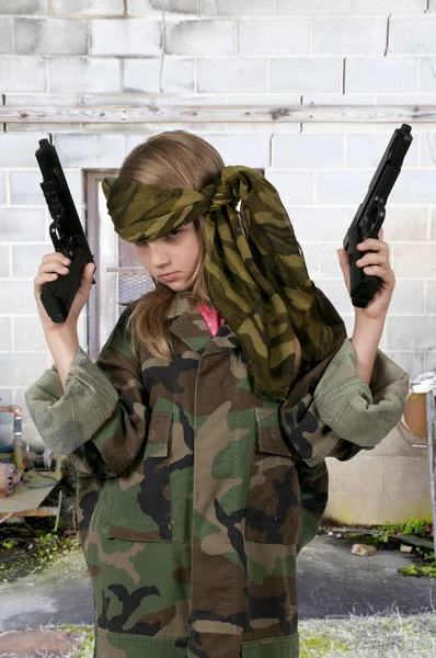 Weinig meisje soldaat — Stockfoto