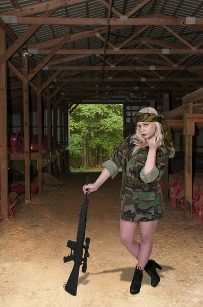 Vrouw soldaat flirten — Stockfoto