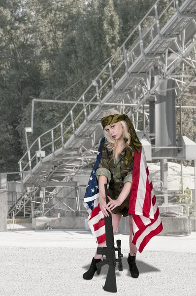 Femme soldat avec drapeau américain — Photo