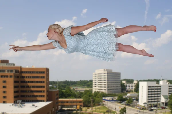 Frau fliegt durch den Himmel — Stockfoto
