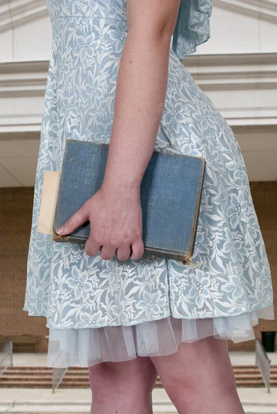 Mulher segurando Livro — Fotografia de Stock