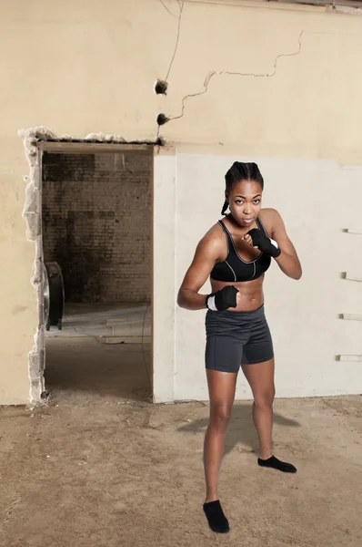 Vacker ung kvinna boxning — Stockfoto