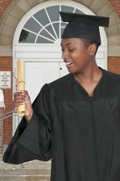 Hermosa joven graduada — Foto de Stock