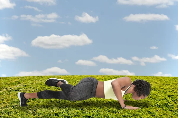 Mujer haciendo flexiones —  Fotos de Stock