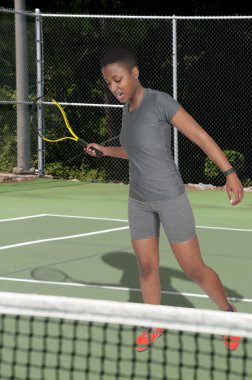 Siyah kadın Tenis oynarken
