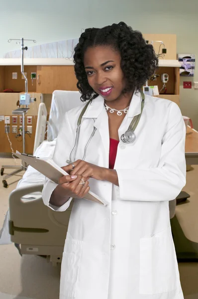 Czarna kobieta lekarz z dokumentacji medycznej — Zdjęcie stockowe