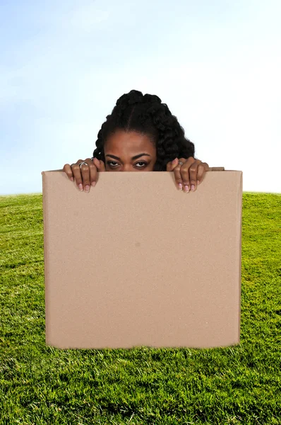 箱の女性 — ストック写真