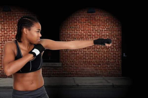 Bella giovane donna boxe — Foto Stock