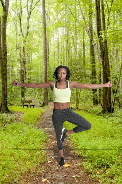 Frau macht Yoga — Stockfoto