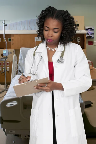 Médico mulher negra com registros de pacientes — Fotografia de Stock