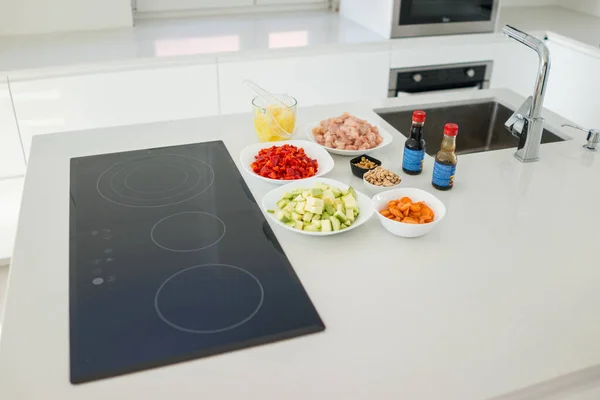 Modern kitchen in beautiful home with food ingredients — Stock Photo, Image