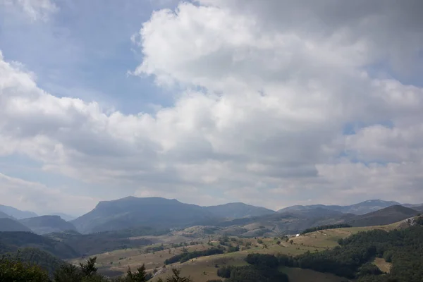 Yaz mevsiminde güzel doğal manzara — Stok fotoğraf