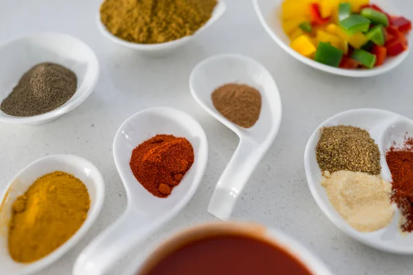 Diverse varietà di ingredienti per preparare il pranzo — Foto Stock