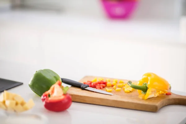 Göra sallad till lunch i modernt kök — Stockfoto