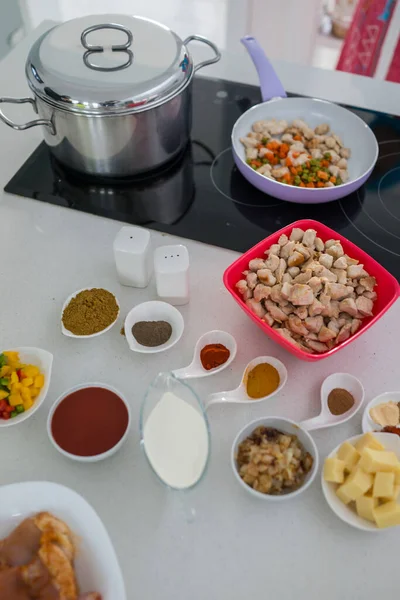 Diferentes variedades de ingredientes para fazer o almoço — Fotografia de Stock