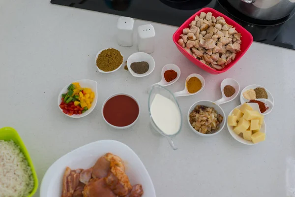 Verschillende soorten ingrediënten voor het maken van lunch — Stockfoto