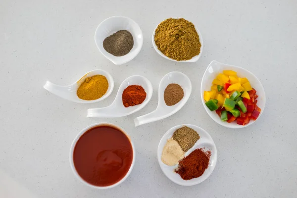 Verschillende soorten ingrediënten voor het maken van lunch — Stockfoto