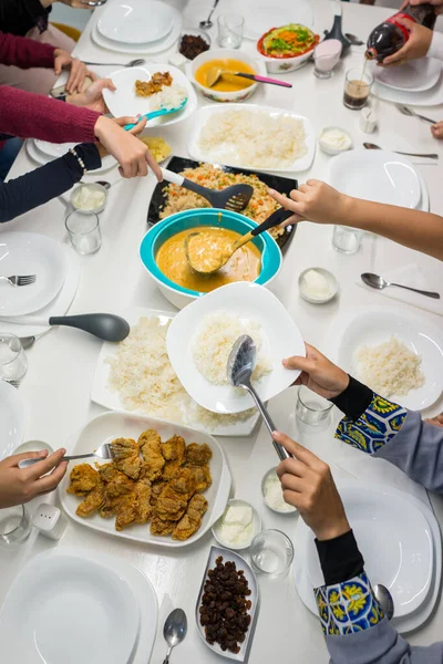 Draufsicht auf Freunde beim Mittagessen — Stockfoto