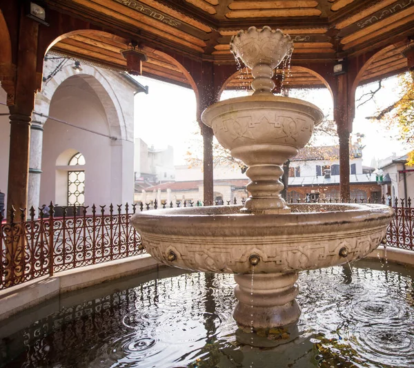 Önünde çeşme olan cami. Stok Fotoğraf