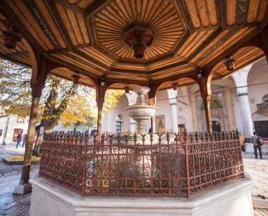 Önünde çeşme olan cami.
