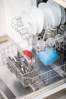 Temiz bardak ve tabakla bulaşık makinesini aç.