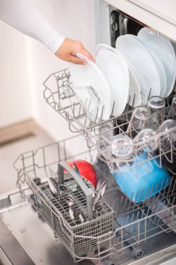 Temiz bardak ve tabakla bulaşık makinesini aç.