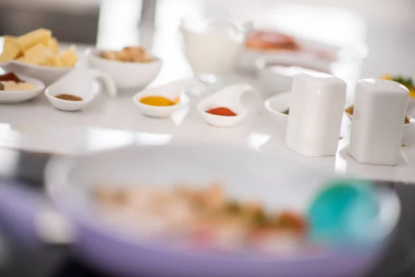 Preparación de alimentos en la cocina blanca moderna —  Fotos de Stock