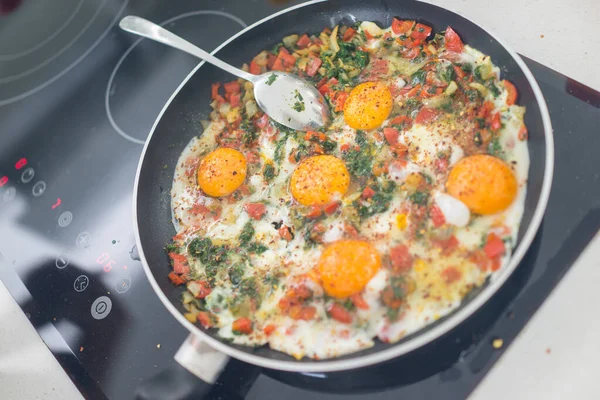 Au cours de la préparation du petit déjeuner avec des œufs frais et des légumes — Photo