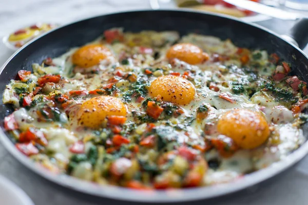 В процессе приготовления завтрака со свежими яйцами и овощами — стоковое фото