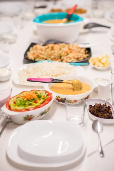 Mooie kant-en-klare lunch op eettafel in modern huis — Stockfoto