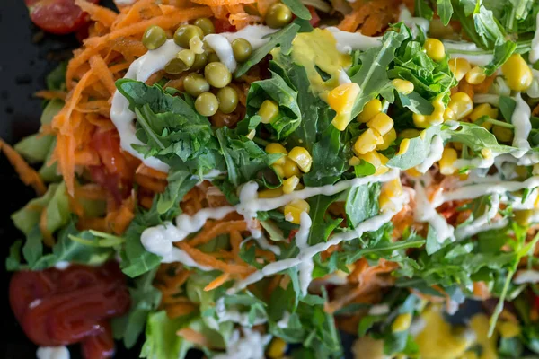 Salat mit Huhn und Gemüse — Stockfoto