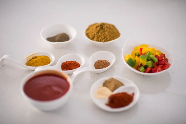 Preparando comida na cozinha branca moderna — Fotografia de Stock