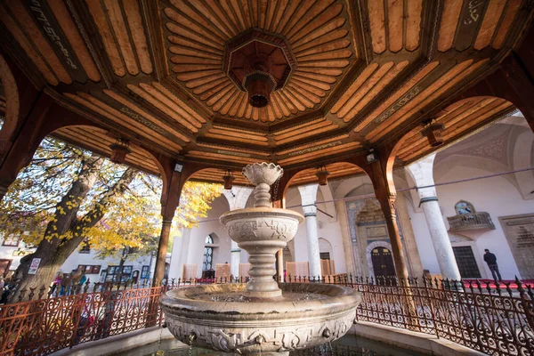 Mosque with fountain in front — Stock Photo, Image