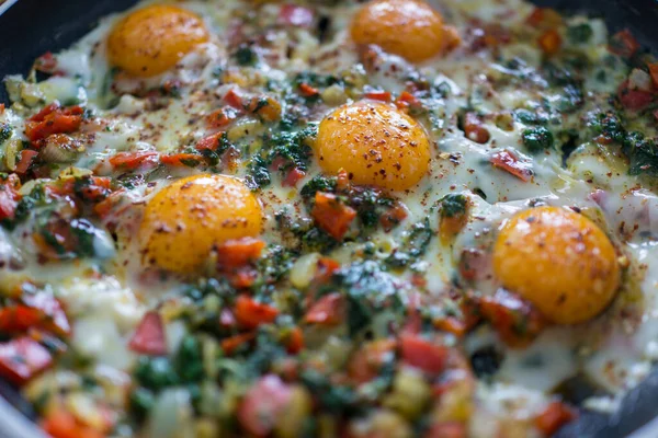 Im Zuge der Zubereitung von Frühstück mit frischen Eiern und Gemüse — Stockfoto