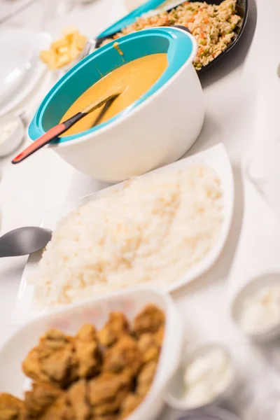 Hermoso almuerzo listo en la mesa de comedor en el hogar moderno —  Fotos de Stock