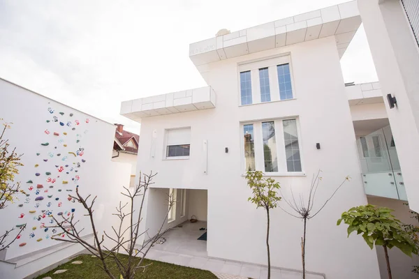 Современный красивый белый дом — стоковое фото