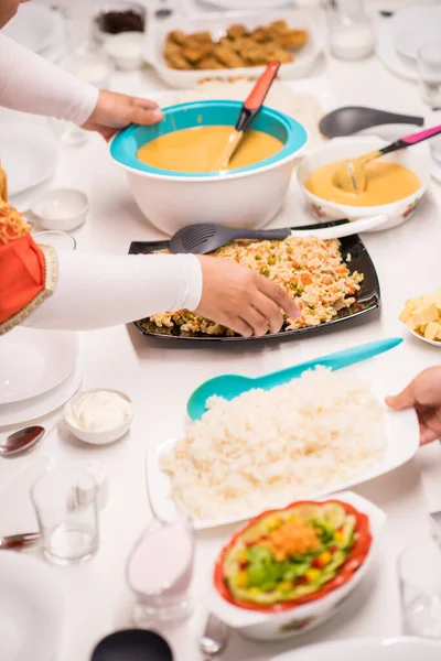 Familientreff isst Essen am Küchentisch — Stockfoto