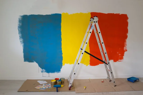 Escadas para pintura parede em casa — Fotografia de Stock