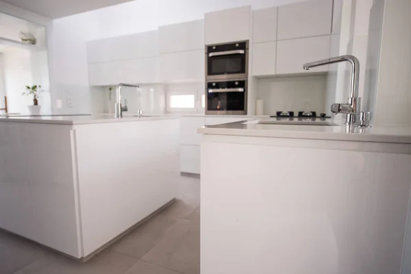 Cozinha branca organizada com elementos modernos em um apartamento — Fotografia de Stock