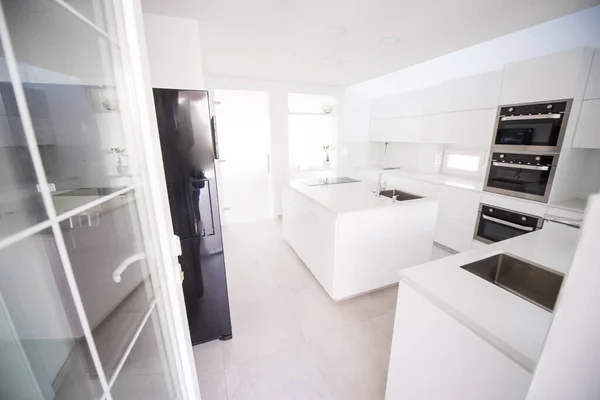 White organised kitchen with modern elements in an apartment — Stock Photo, Image