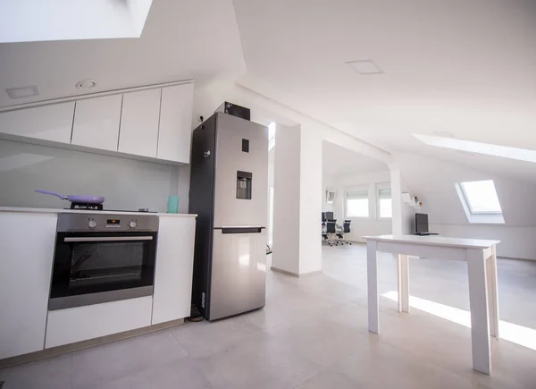 White organised kitchen with modern elements in an apartment — Stock Photo, Image