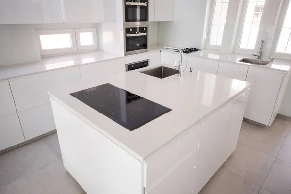 White organised kitchen with modern elements in an apartment — Stock Photo, Image