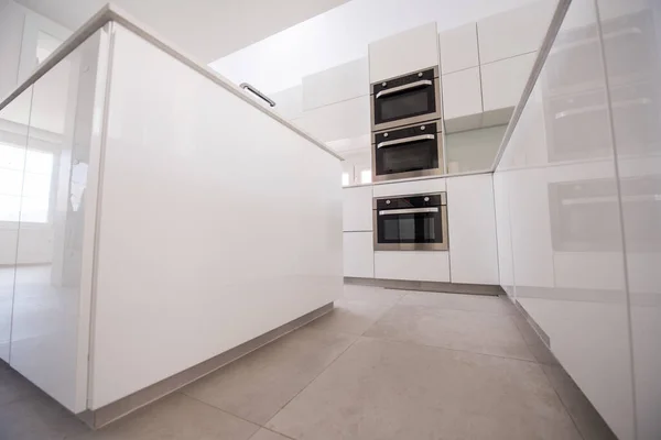 White organised kitchen with modern elements in an apartment — Stock Photo, Image