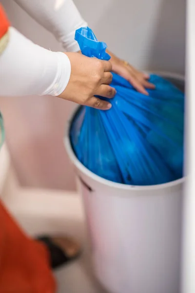 Αδειάστε τα σκουπίδια στην κουζίνα — Φωτογραφία Αρχείου