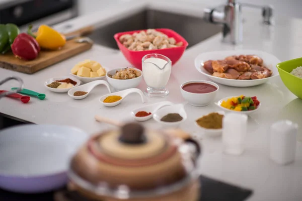 Preparación de alimentos en la cocina blanca moderna —  Fotos de Stock